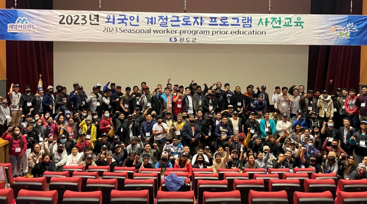 지난 5월 완도군에 배치된 외국인 근로자들. 사진제공ㅣ완도군