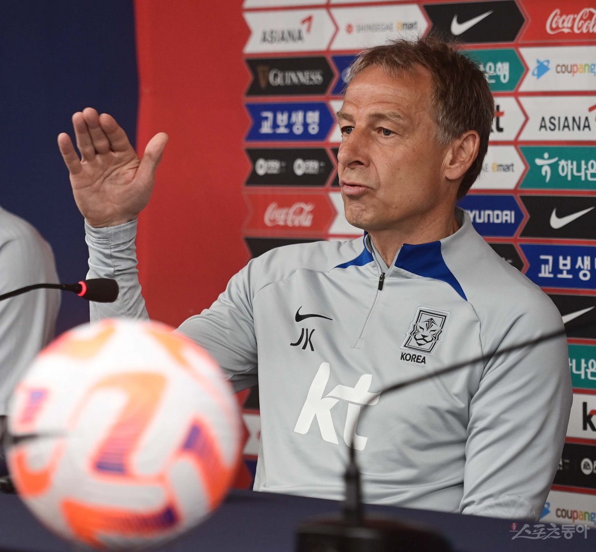 축구국가대표팀이 15일 부산아시아드 주경기장에서 페루, 엘살바도르와 친선경기에 앞서 소집 훈련을 진행했다. 한국 클린스만 감독이 훈련 전 공식회견에서 취재진의 질문에 답하고 있다. 부산 | 주현희 기자 teth1147@donga.com