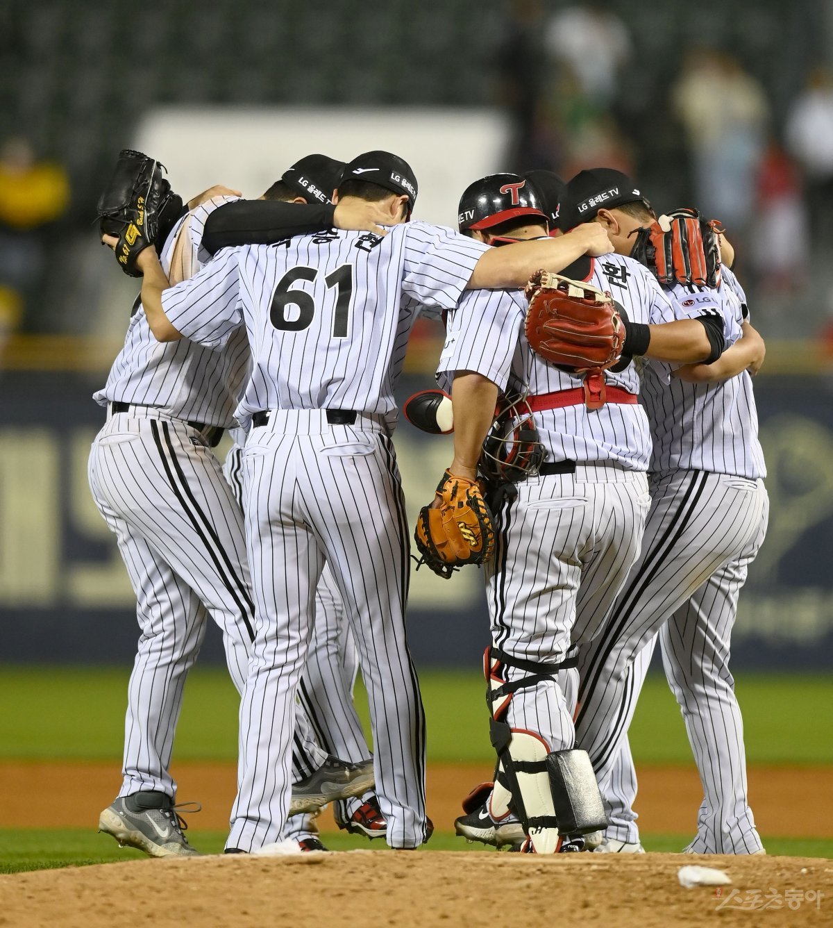 15일 서울 잠실야구장에서 ‘2023 신한은행 SOL KBO리그’ 삼성 라이온즈와 LG 트윈스 경기가 열렸다. 9-3 역전승을 거두며 1위를 탈환한 LG 선수들이 하이파이브 하고 있다. 잠실 | 김종원 기자 won@donga.com