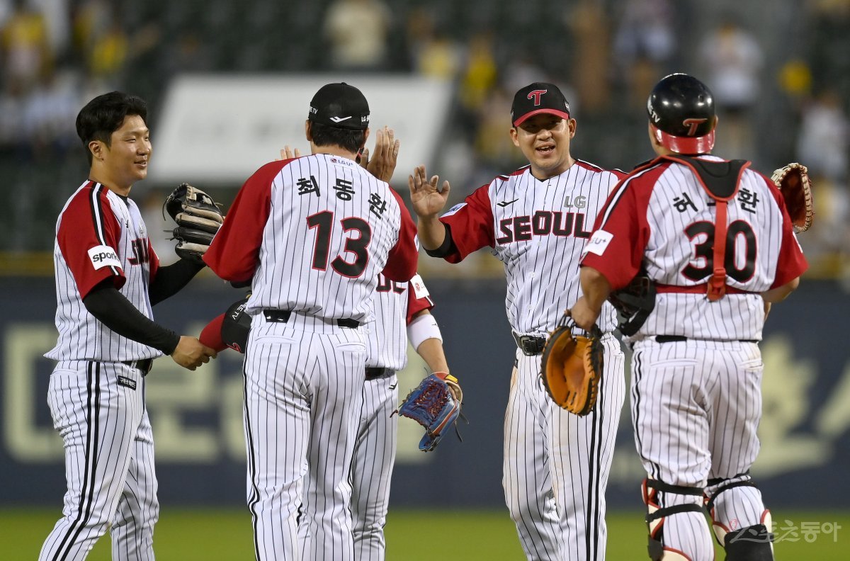 18일 서울 잠실야구장에서 ‘2023 신한은행 SOL KBO리그’ 두산 베어스와 LG 트윈스 경기가 열렸다. 15-3 승리를 거둔 LG 선수들이 하이파이브 하고 있다. 잠실 | 김종원 기자 won@donga.com