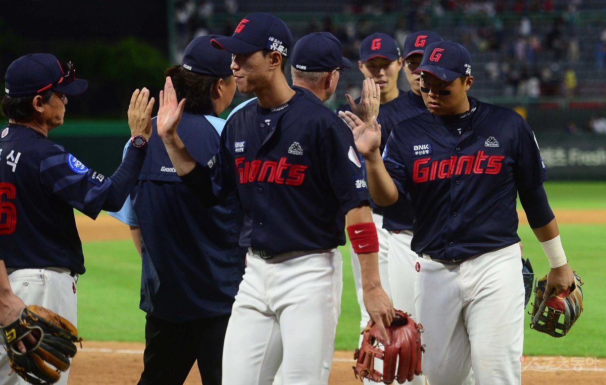 18일 인천 SSG랜더스필드에서 열린 ‘2023 신한은행 SOL KBO리그’ SSG 랜더스와 롯데 자이언츠의 경기에서 7-2로 승리한 롯데 한동희가 코치들과 기쁨을 나누고 있다. 인천 | 주현희 기자 teth1147@donga.com
