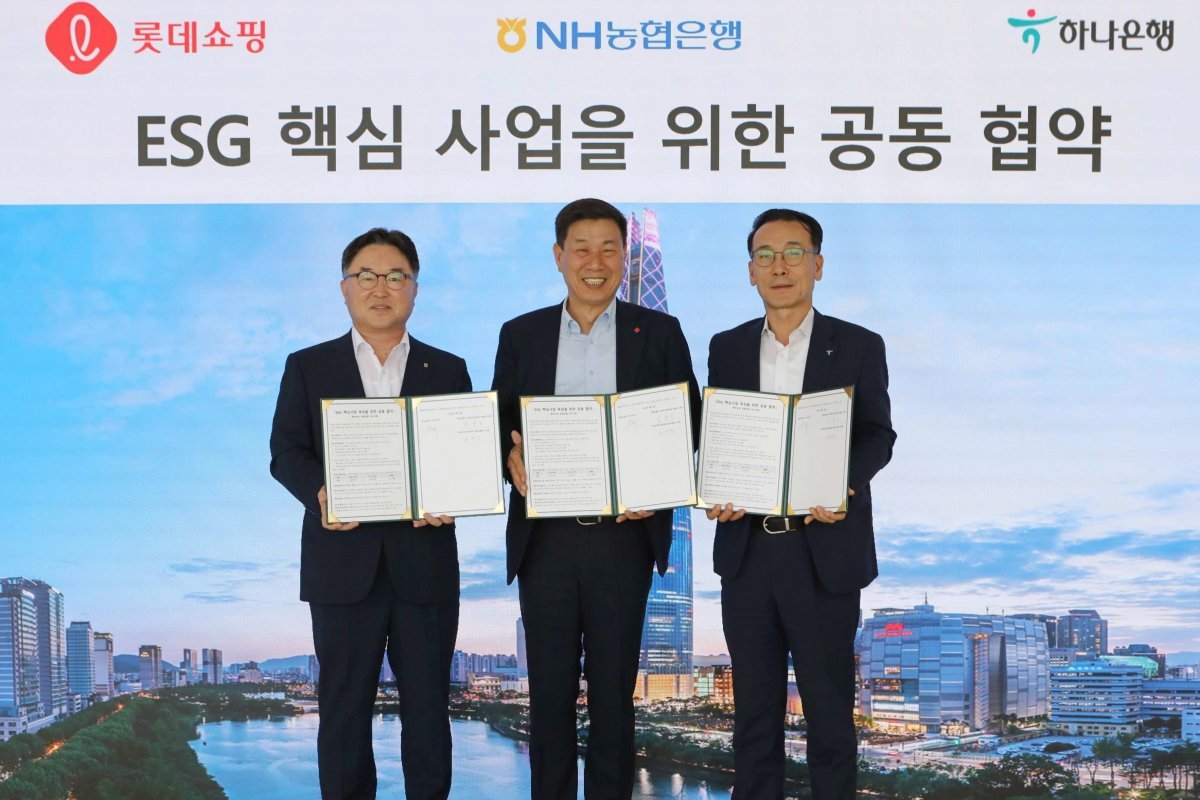 이연호 NH농협은행 부행장, 장호주 롯데 유통군HQ 재무혁신본부장, 전우홍 하나은행 부행장(왼쪽부터). 사진제공|롯데쇼핑