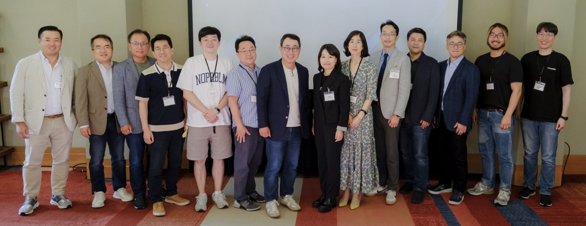 SK텔레콤은 ‘K-AI 얼라이언스’ 파트너사들과 함께 ‘글로벌 AI 생태계를 선도하기 위한 사업 협력 강화 방안’을 논의했다.
유영상 사장(왼쪽 일곱 번째)이 16일(현지시간) 미국 실리콘밸리에서 개최한 ‘K-AI 얼라이언스 유나이트’ 행사를 끝내고
파트너사 최고경영자(CEO)들과 기념 촬영을 하고 있다. 사진제공|SK텔레콤