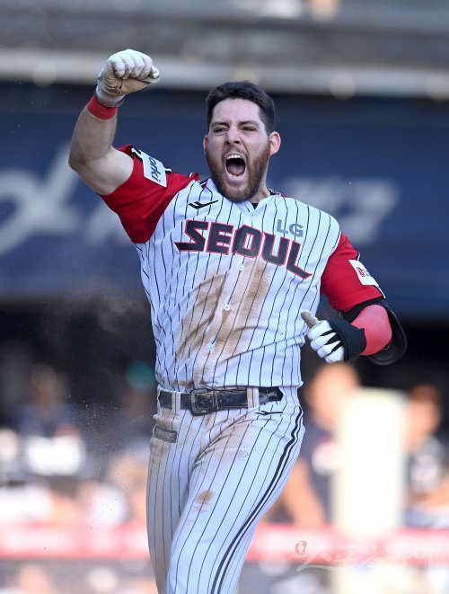 18일 서울 잠실야구장에서 ‘2023 신한은행 SOL KBO리그‘ 두산 베어스와 LG 트윈스 경기가 열렸다. 3회말 1사 2루 LG 오스틴이 그라운드 홈런을 치고 홈에서 환호하고 있다. 잠실 | 김종원 기자 won@donga.com