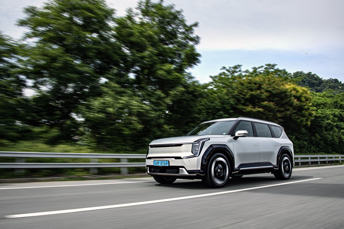 기아 EV9은 강력하면서도 부드러운 승차감, 넉넉한 1회 충전 주행 가능 거리(최대 501km), 대형 전기 SUV가 아니면 만들어 낼 수 없는 압도적인 공간을 갖춰 주목받고 있다. 기아가 글로벌 전기차 시장을 석권할 수 있는 토대가 될 것으로 기대된다. 사진제공|기아