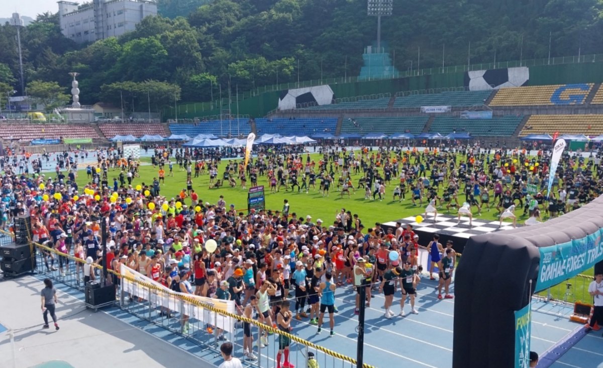 지난 18일 김해운동장에서 개최된 ‘김해 숲길 마라톤대회’가 진행되고 있는 모습. 사진제공ㅣ김해시