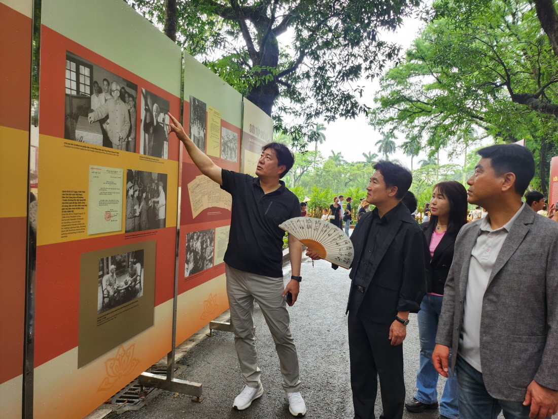 베트남을 방문중인 전남도교육청 교류단이 호치민 생가 전시물을 살피고 있는 모습. 사진제공ㅣ전남도교육청