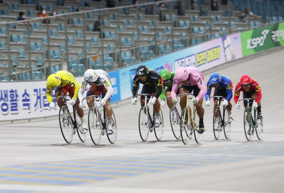 지난해 왕중왕전 결승에 나선 선수들이 마지막 결승선에서 전력질주하고 있다. 올해 왕중왕전은 임채빈이 2연패를 통해 지난해
그랑프리서 연말 연승 행진을 저지당한 분풀이를 할지, 아니면 라이벌 정종진이 그랑프리에 이어 또 한번 임채빈의 연승 행진에 제동을
걸지가 관전 포인트다. 사진제공|국민체육진흥공단