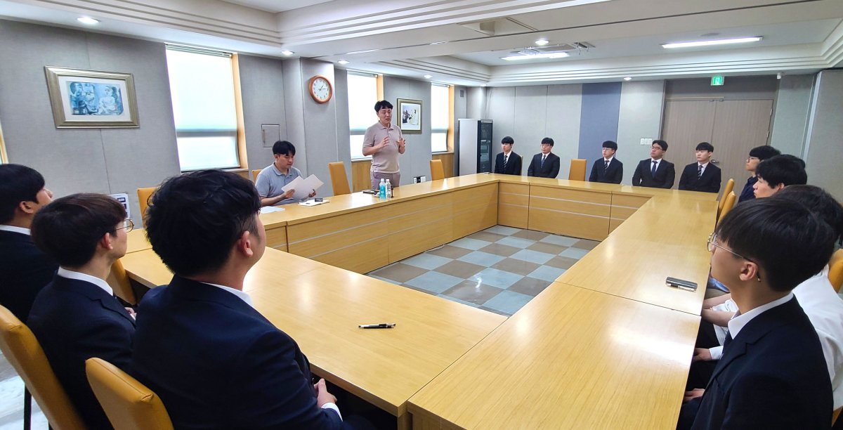 스태츠칩팩코리아 관계자가 지난 19일 오후 영진전문대 교수회관에서 서류전형을 통과한 이 대학교 반도체전자계열 학생·졸업생을 대상으로 면접에 대한 설명을 하는 모습. 사진제공ㅣ영진전문대