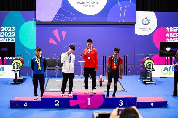 남자 역도 안정호가 ‘2023 베를린 스페셜올림픽 세계하계대회’에서 은메달 4개를 수확했다. 안정호(왼쪽에서 2번째)가 손가락으로 V자를 그리며 기뻐하고 있다. 사진제공 l 스페셜올림픽코리아