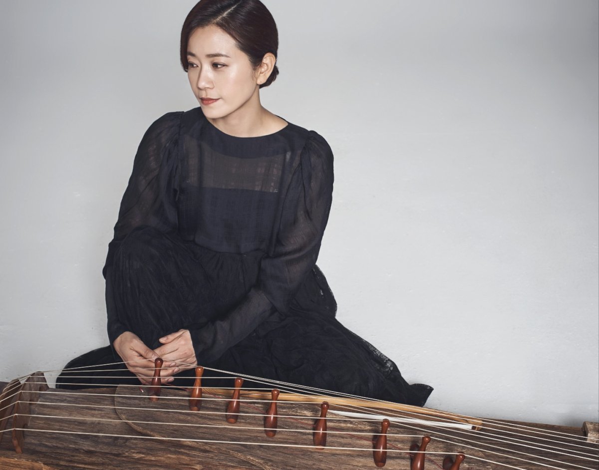 아쟁 연주자 정미정이 아쟁산조 두 번째 기획공연 ‘명인의 기록Ⅱ 서용석’을 공연한다. 한일섭류와 서용석류 아쟁산조, 시나위를 연주하는 정미정은 이번 공연의 총기획과 연출까지 맡았다.