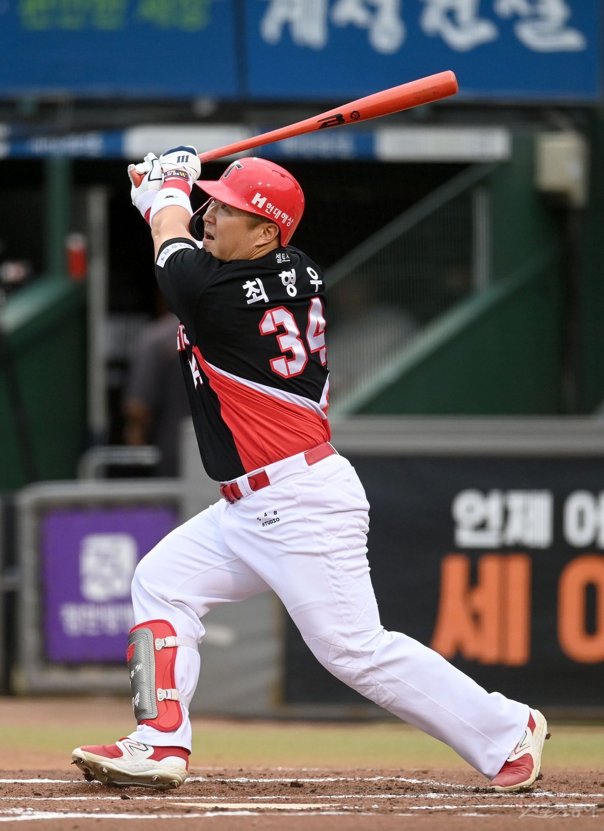 20일 대전 한화생명이글스파크에서 ‘2023 신한은행 SOL KBO리그’ KIA 타이거즈와 한화 이글스 경기가 열렸다. 2회초 무사 KIA 최형우가 중전 2루타를 치고 있다. 대전 | 김종원 기자 won@donga.com