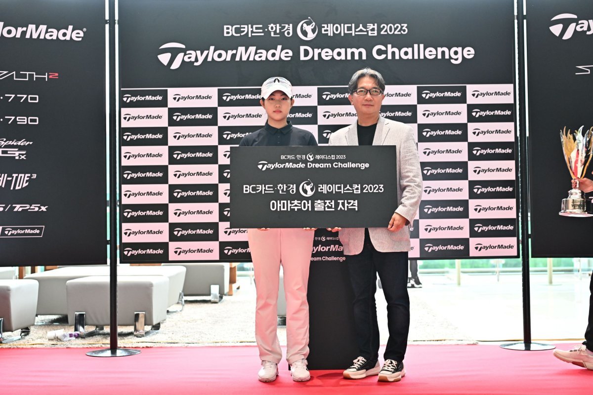 테일러메이드 드림챌린지 우승을 차지한 이세영(왼쪽)이 테일러메이드 임헌영 한국 지사장과 포즈를 취하고 있다. 사진제공 | 테일러메이드