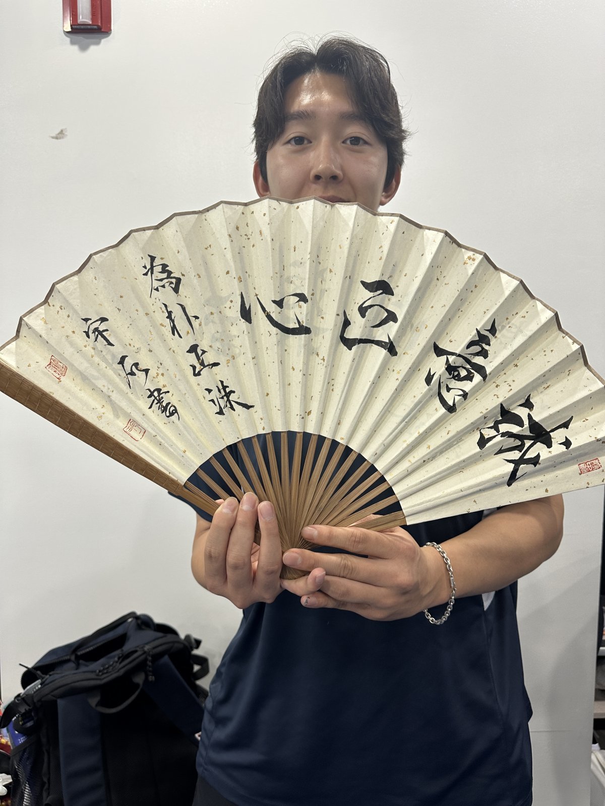 두산의 팬덤 ‘최강 10번타자’로부터 선물 받은 부채를 펼치고 있는 박정수. 사진제공 | 두산 베어스