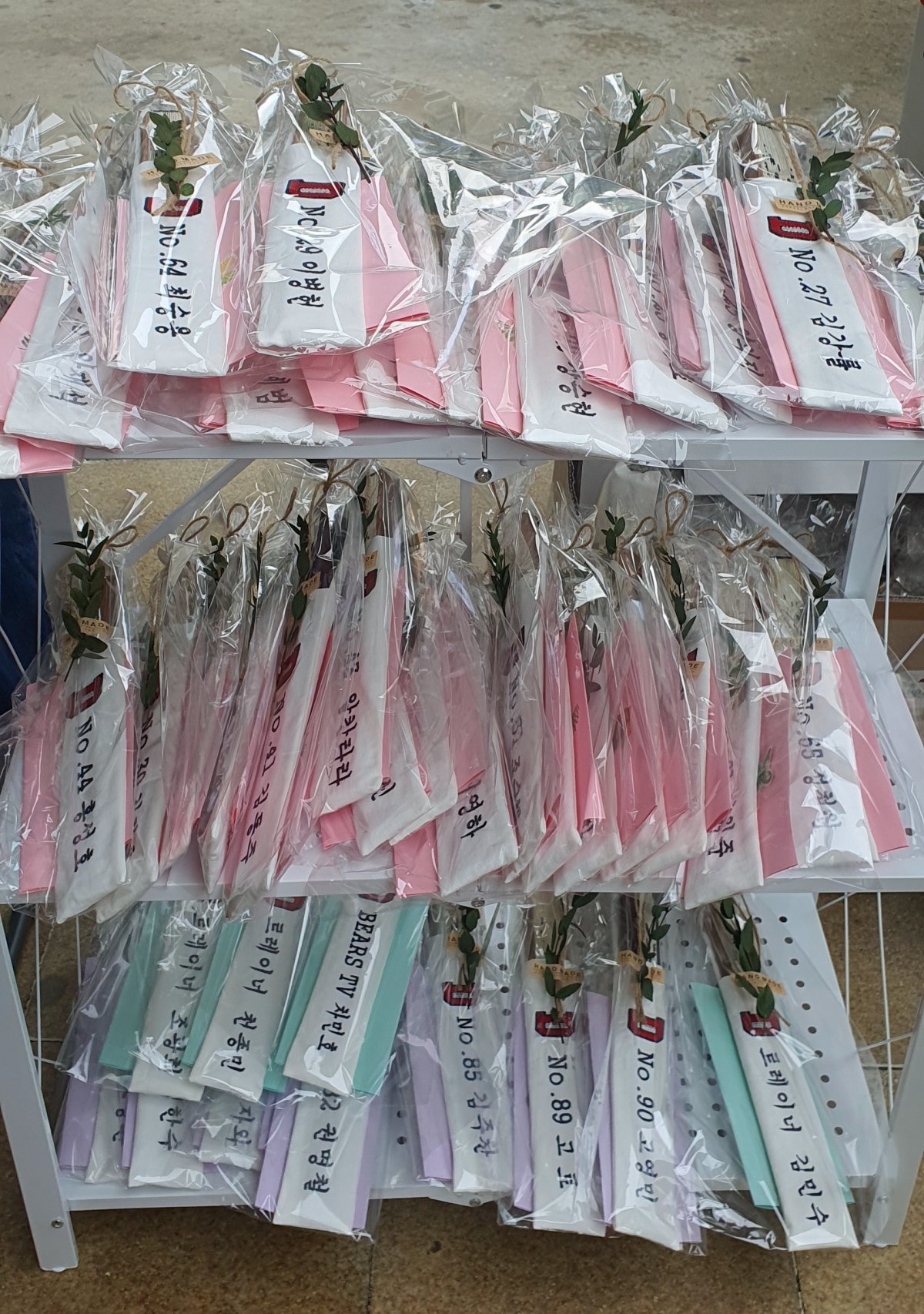 두산의 팬덤 ‘최강 10번타자’가 1군과 퓨처스(2군)팀 선수, 코칭스태프 전원의 이름을 새겨 선물한 부채집. 사진제공 | 두산 베어스