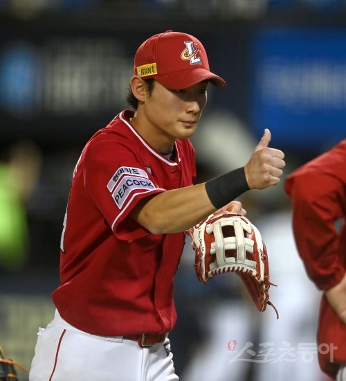 21일 서울 잠실야구장에서 ‘2023 신한은행 SOL KBO리그’ SSG 랜더스와 두산 베어스 경기가 열렸다. 3-1 승리를 거둔 후 SSG 최지훈이 하이파이브 하고 있다. 잠실 | 김종원 기자 won@donga.com