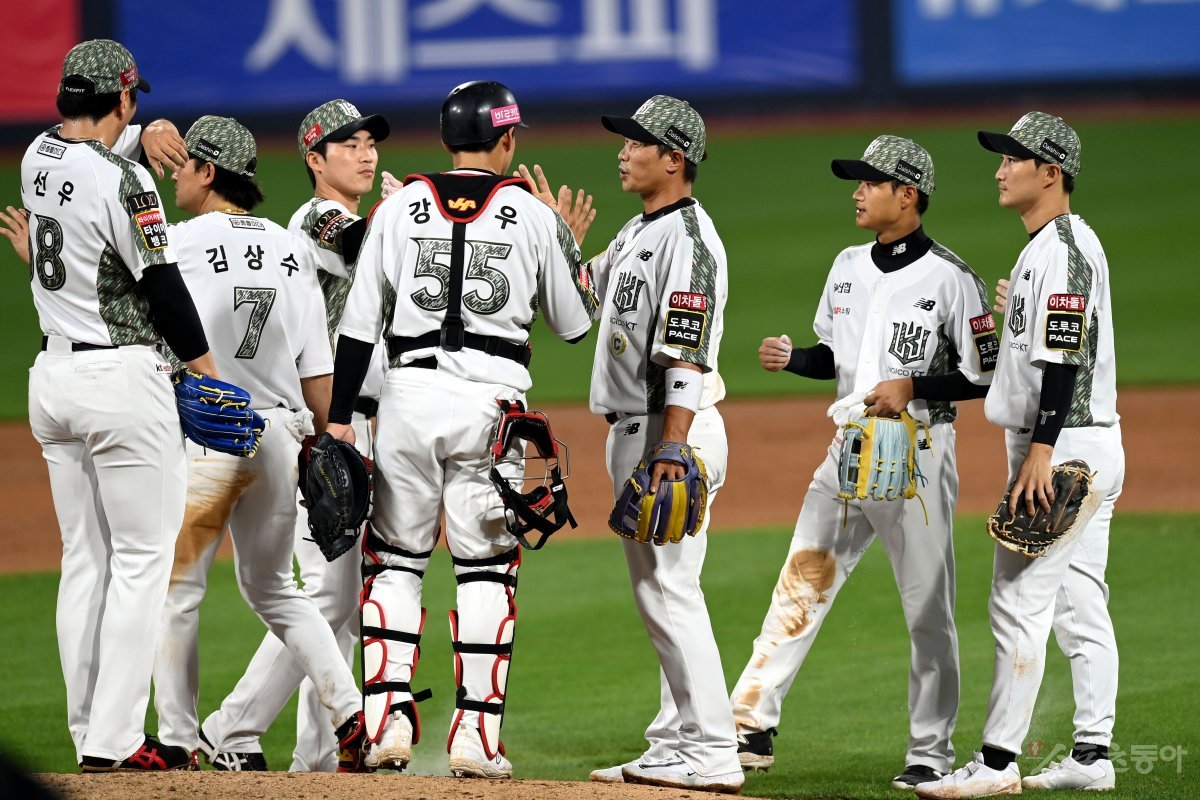 21일 경기도 수원 kt위즈파크에서 ‘2023 신한은행 SOL KBO리그‘ kt 위즈와 롯데 자이언츠의 경기가 열렸다. kt가 롯데를 상대로 8-2 승리를 거둔 후 선수들이 그라운드에서 기쁨을 나누고 있다. 수원 | 김민성 기자 marineboy@donga.com