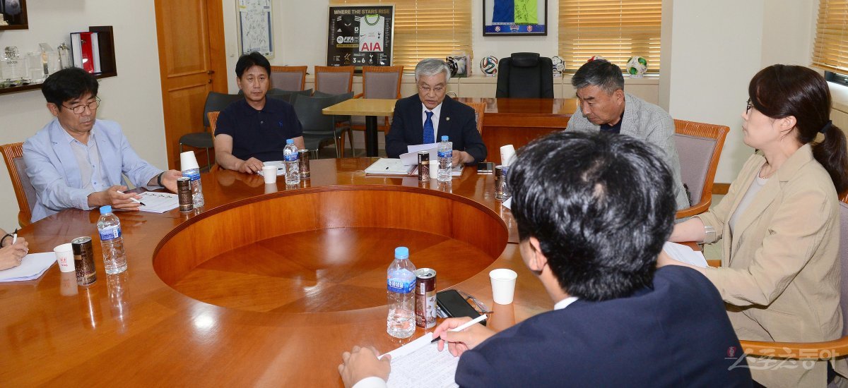 한국프로축구연맹이 22일 서울 신문로 축구회관에서 상벌위원회를 열어 울산 박용우, 이규성, 이명재에게 출장정지 1경기와 제재금 1500만 원, 울산 구단에 제재금 3000만 원을 부과했다. 김종원 기자 won@donga.com