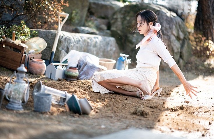 3년 만에 드라마 ‘마당이 있는 집’으로 돌아온 김태희가 서스펜스 스릴러 장르로 여름 안방극장을 서늘하게 만들고 있다. 사진제공|지니TV