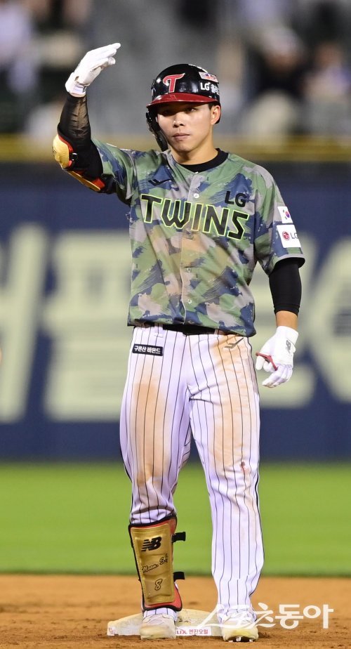 25일 서울 잠실야구장에서 열린 ‘2023 신한은행 SOL KBO리그’ LG 트윈스와 롯데 자이언츠의 경기에서 8회말 1사 만루 LG 문성주가 2타점 2루타를 친 후 세리머니를 하고 있다. 잠실 | 주현희 기자 teth1147@donga.com