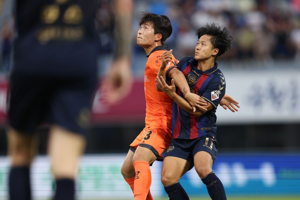 강원FC 이승원(왼쪽)이 25일 수원종합운동장에서 열린 수원FC전에서 이승우와 몸싸움을 하고 있다. 윤정환 감독이 새로 지휘봉을 잡은 강원은 선제골을 넣었으나 1-1로 비겼다. 사진제공 | 한국프로축구연맹