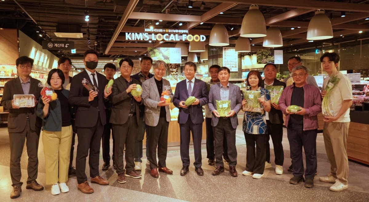 ‘로컬푸드 직매장’ 2호점 오픈식에서 기념 촬영을 하고 있는 이랜드킴스클럽과 일산농협 관계자들. 사진제공｜이랜드