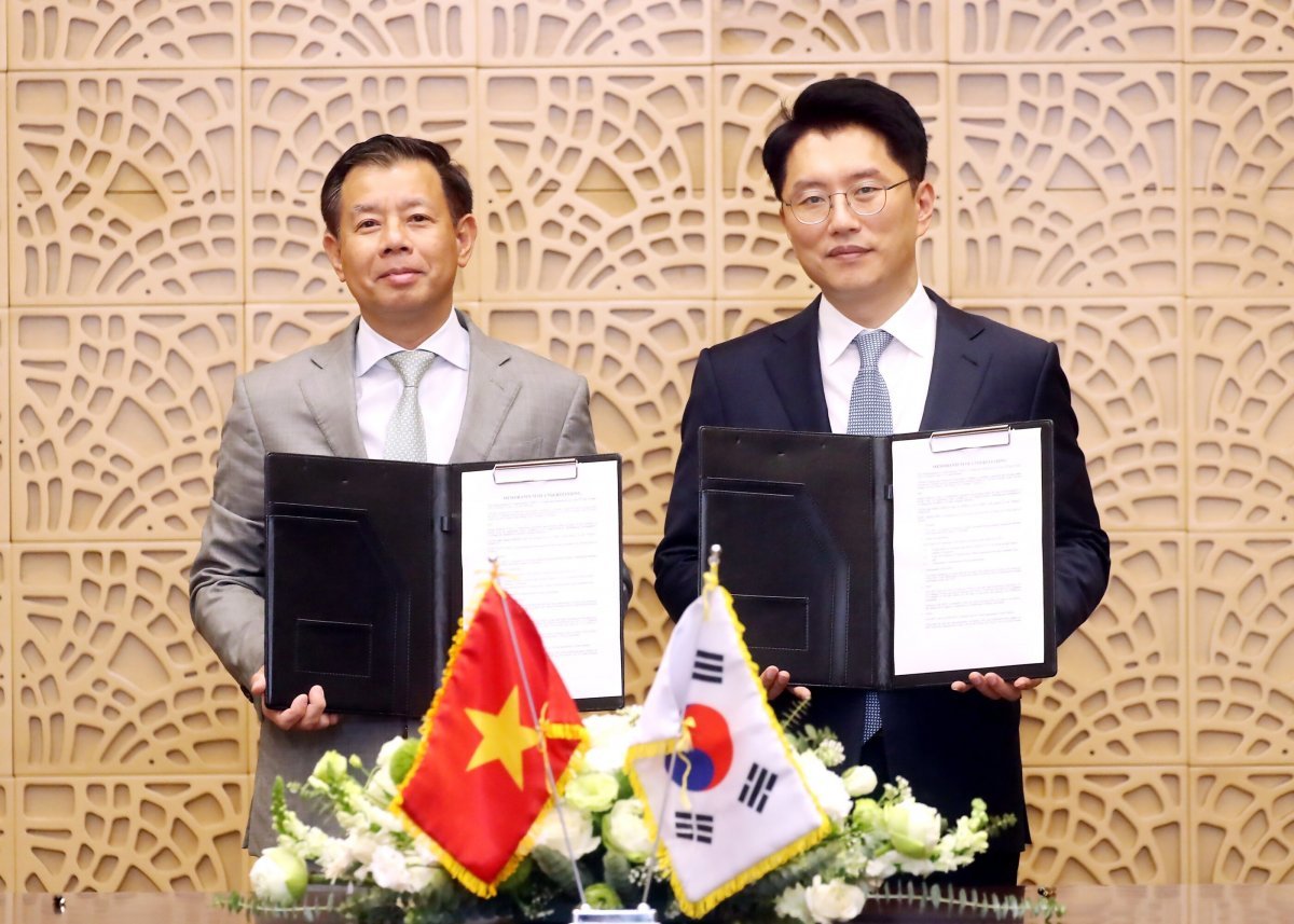 류긍선 카카오모빌리티 대표(오른쪽)와 응우옌 비엣 꽝 빈그룹 최고경영자. 사진제공｜카카오모빌리티