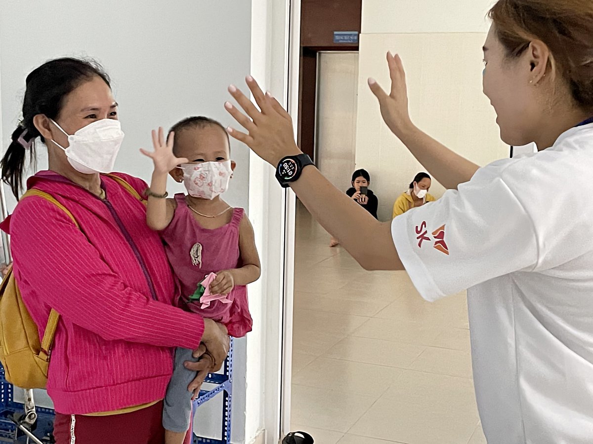 SK 대학생 자원봉사단 ‘SK 써니’ 참가자들이 수술한 어린이들과 가족을 위로하는 봉사 활동을 펼치고 있다. 사진제공｜SK