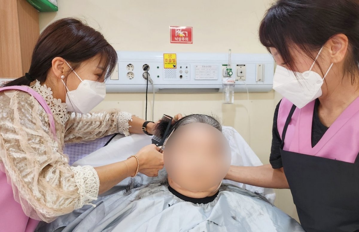 부산 온종합병원 호스피스병동이 환자를 대상으로 이미용봉사를 진행하고 있는 모습. 사진제공ㅣ온종합병원