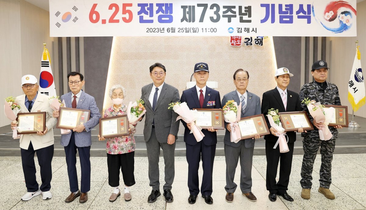 김해시가 지난 25일 시청에서 ‘6.25전쟁 제73주년 기념식’을 개최한 가운데 홍태용 시장(왼쪽 네 번째)이 관계자들과 기념촬영을 하고 있다. 사진제공ㅣ김해시