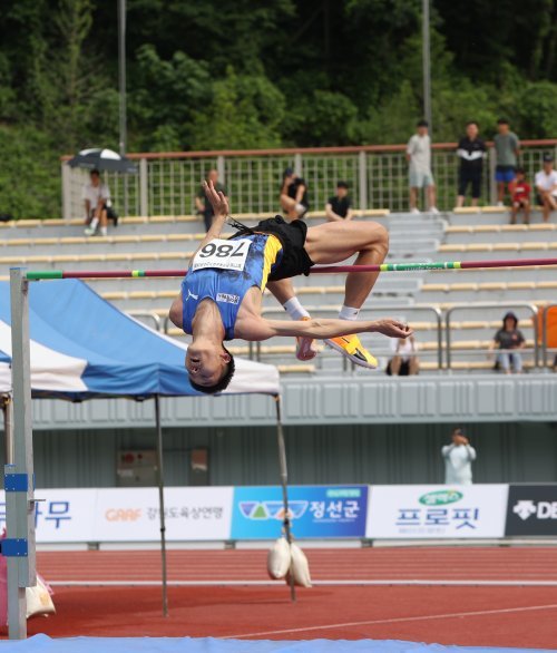 우상혁이 25일 정선 종합운동장에서 열린 2023 전국육상선수권 대회 남자 높이뛰기 결선에서 2m33을 넘어 우승했다. 사진제공 | 대한육상연맹