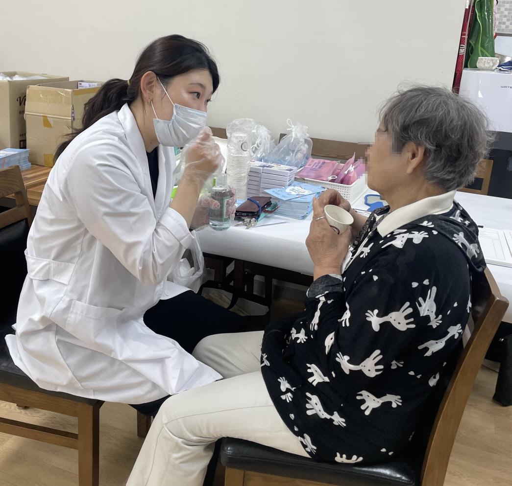 부산 기장군보건소와 지역사회보장협의체가 지난 21일 정관신도시휴먼시아1단지를 방문해 건강 취약계층 대상으로 의료봉사를 하고 있다. 사진제공ㅣ부산 기장군