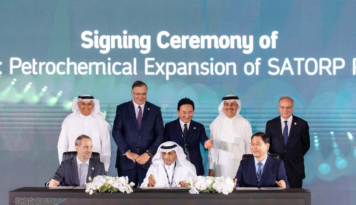윤영준 현대건설 사장과 압둘카림 알 감디 아람코 부사장, 프랑수아 굿 토탈에너지 부사장(앞줄 오른쪽부터) 등이 24일(현지시간) 사우디 다란의 아람코 본사에서 아미랄 프로젝트 계약 서명식을 진행하고 있다. 윗줄 가운데는 원희룡 국토교통부 장관. 사진제공 | 현대건설