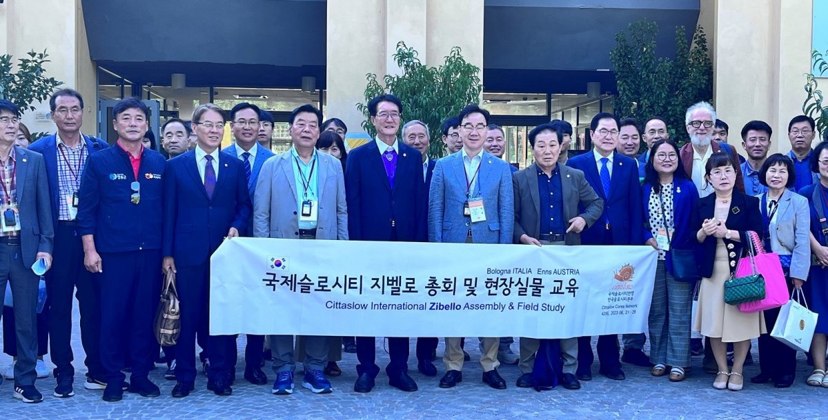 박우량 신안군수가 지난 25일 이탈리아 Parma‘s auditorium 앞에서 국제슬로시티 총회 참석 대표자들과 기념 촬영하고 있는 모습. 사진제공ㅣ신안군