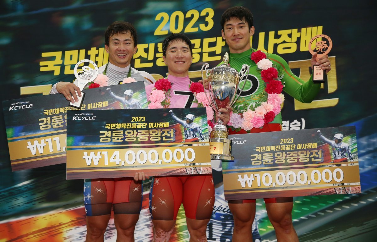 2023 국민체육진흥공단 이사장배 경륜 왕중왕전 특선급 시상식에서 수상자들이 트로피를 들고 기뻐하고 있다. 준우승자 정종진,
우승자 임채빈, 3위 정해민(왼쪽부터). 임채빈은 결승선을 앞두고 정종진과의 추입대결에서 승리하며 왕중왕전 2연패를 달성했다.
사진제공|국민체육진흥공단