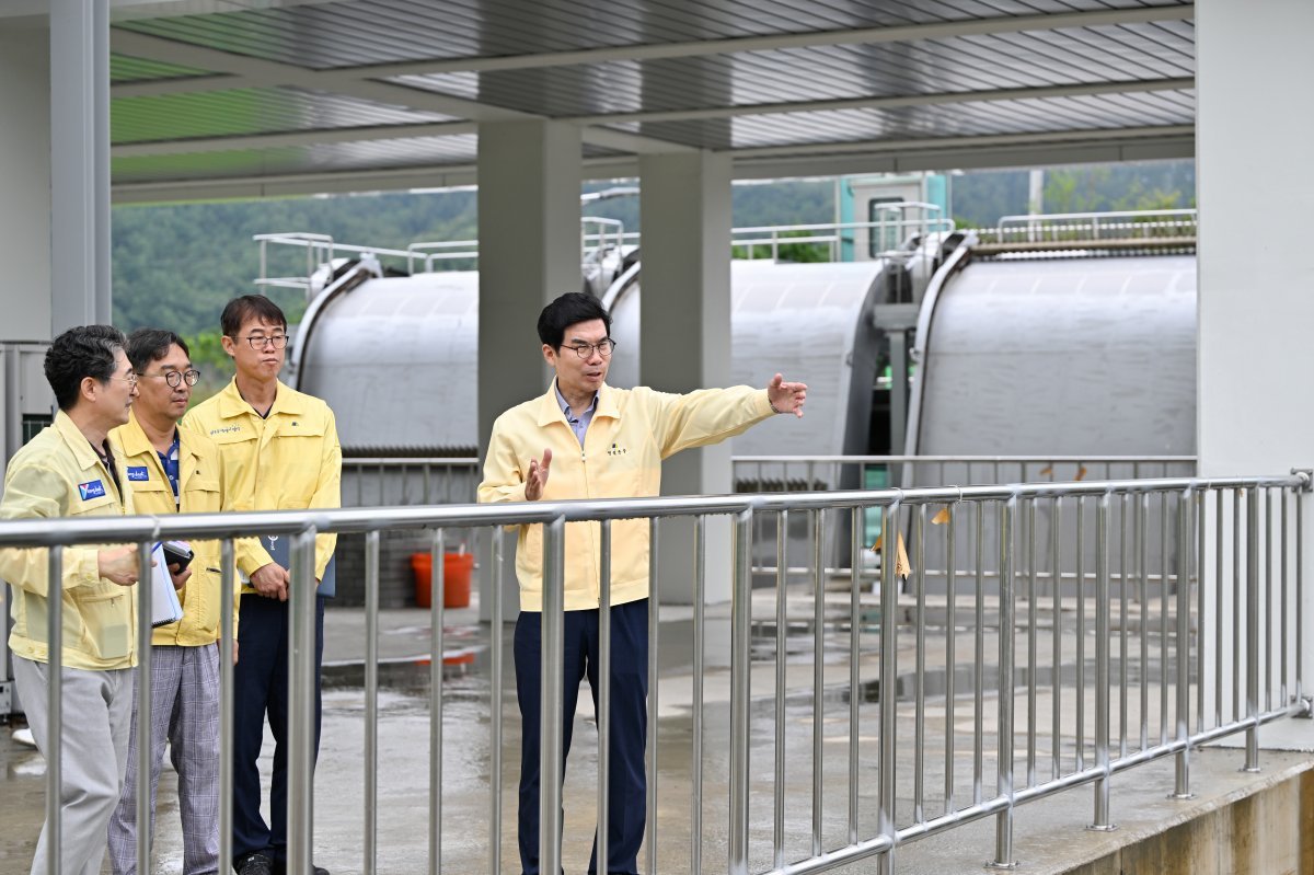 김광열 영덕군수가 우수저류시설을 점검하며 주요 사항을 지시하고 있다. 사진제공ㅣ영덕군