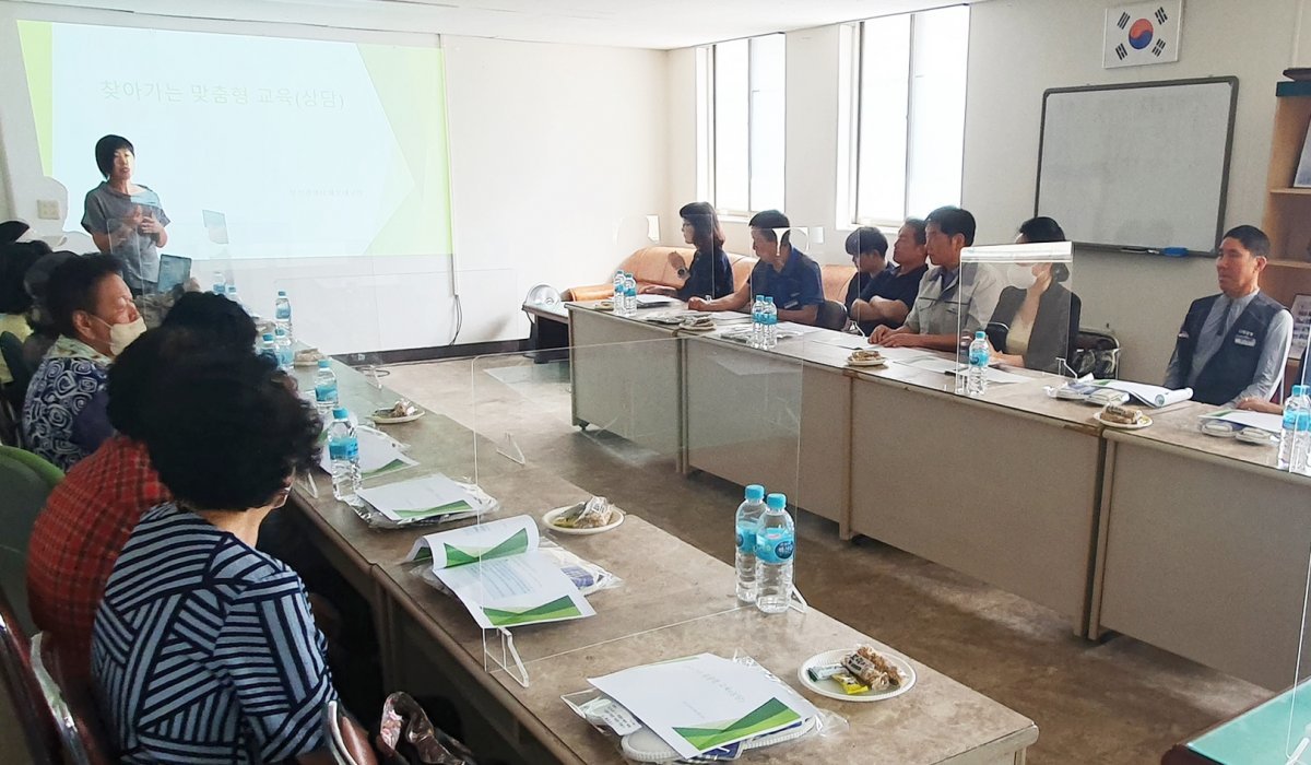 부산 해운대구가 지난 23일 좌동 LIG건영아파트 입주자대표회의실에서 ‘찾아가는 공동주택관리 맞춤형 교육·상담실’을 진행한 모습. 사진제공ㅣ부산 해운대구