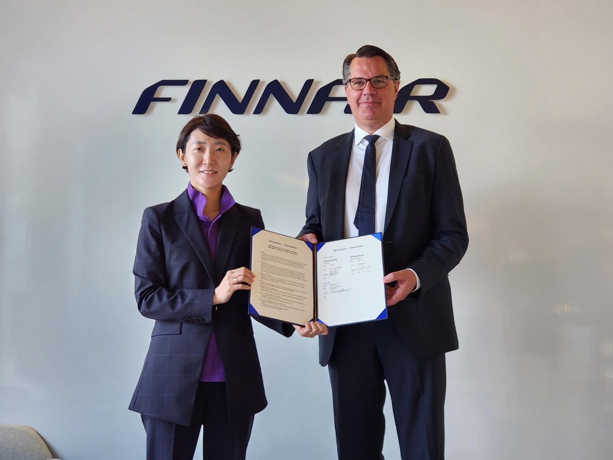 왼쪽부터 송미선 하나투어 대표와 올레 오버 핀에어 상용 부문 수석 부사장