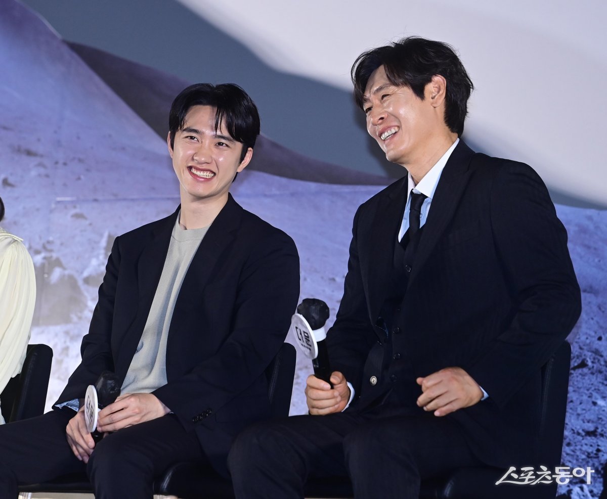 배우 도경수와 설경구가 27일 서울 용산구 CGV용산아이파크몰점에서 열린 영화 ‘더 문’ 제작보고회에서 MC의 질문에 웃고 있다. 주현희 기자 teth1147@donga.com