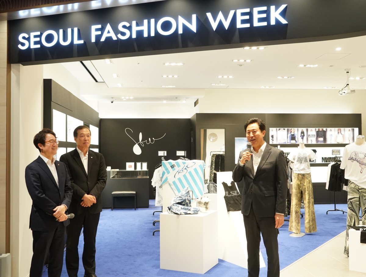 27일 일본 도쿄에서 오세훈 서울시장과 이완신 롯데호텔HQ군 총괄대표(왼쪽 두 번째), 김주남 롯데면세점 대표이사(왼쪽 첫 번째)가 서울패션위크 전용관 개관을 축하하고 있다.
사진제공|롯데면세점