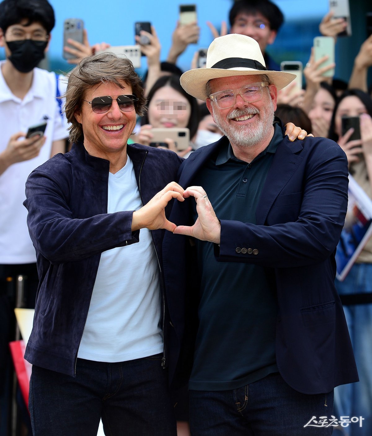 영화 ‘미션임파서블: 데드 레코닝 파트1’의 주역인 톰 크루즈와 크리스토퍼 맥쿼리 감독(왼쪽부터)이 28일 서울 강서구 
김포국제공항을 통해 입국한 후 팬들을 향해 손하트를 그리고 있다. 김민성 기자 marineboy@donga.com
