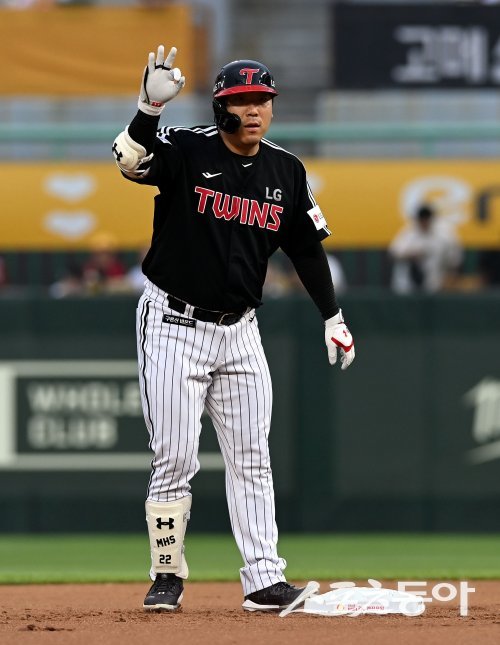 28일 인천 SSG 랜더스필드에서 ‘2023 신한은행 SOL KBO리그’ SSG 랜더스와 LG 트윈스의 경기가 열렸다. 1회초 1사 3루에서 LG 김현수가 1타점 2루타를 날린 후 세리머니를 펼치고 있다. 인천 | 김민성 기자 marineboy@donga.com