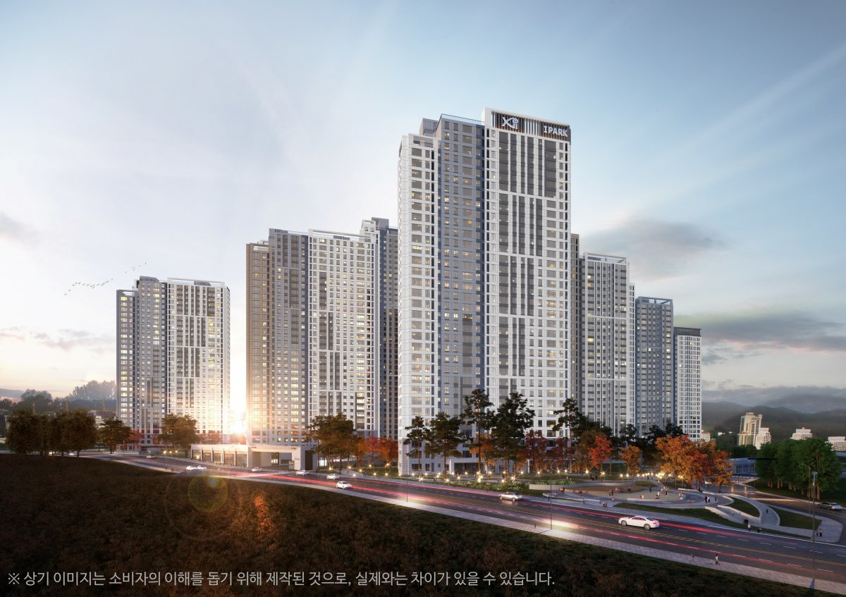 대전 중심인 둔산신도시에 모처럼 공급되는 대단지 브랜드 아파트란 점만으로도 눈길을 끌기에 충분하다. ‘둔산 자이 아이파크’는 
풍부한 주변 인프라와 함께 차별화된 상품으로 지역을 대표하는 랜드마크 아파트로 주목받고 있다. 사진제공｜GS건설
