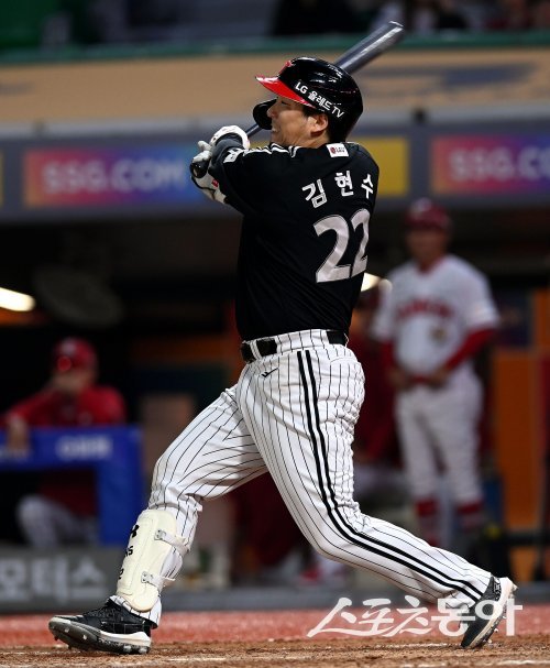 28일 인천 SSG 랜더스필드에서 ‘2023 신한은행 SOL KBO리그‘ SSG 랜더스와 LG 트윈스의 경기가 열렸다. 8회초 1사 3루에서 LG 김현수가 1타점 역전 적시타를 날리고 있다. 인천 | 김민성 기자 marineboy@donga.com