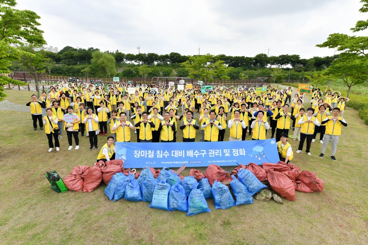 하나님의 교회가 28일 하남 덕풍천 일대에서 장마철 침수 대비 빗물배수구 정비와 환경정화를 펼쳤다. 하남, 광주, 양평 등지 신자 200명이 참여해 구슬땀을 흘렸다.