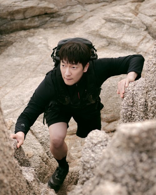 모델 손석구와 함께한 블랙야크의 여름 캠페인 화보. 여름 하이킹을 테마로 자연을 더 뜨겁게 경험하고 도전하자는 메시지를 담았다. 사진제공 l 블랙야크