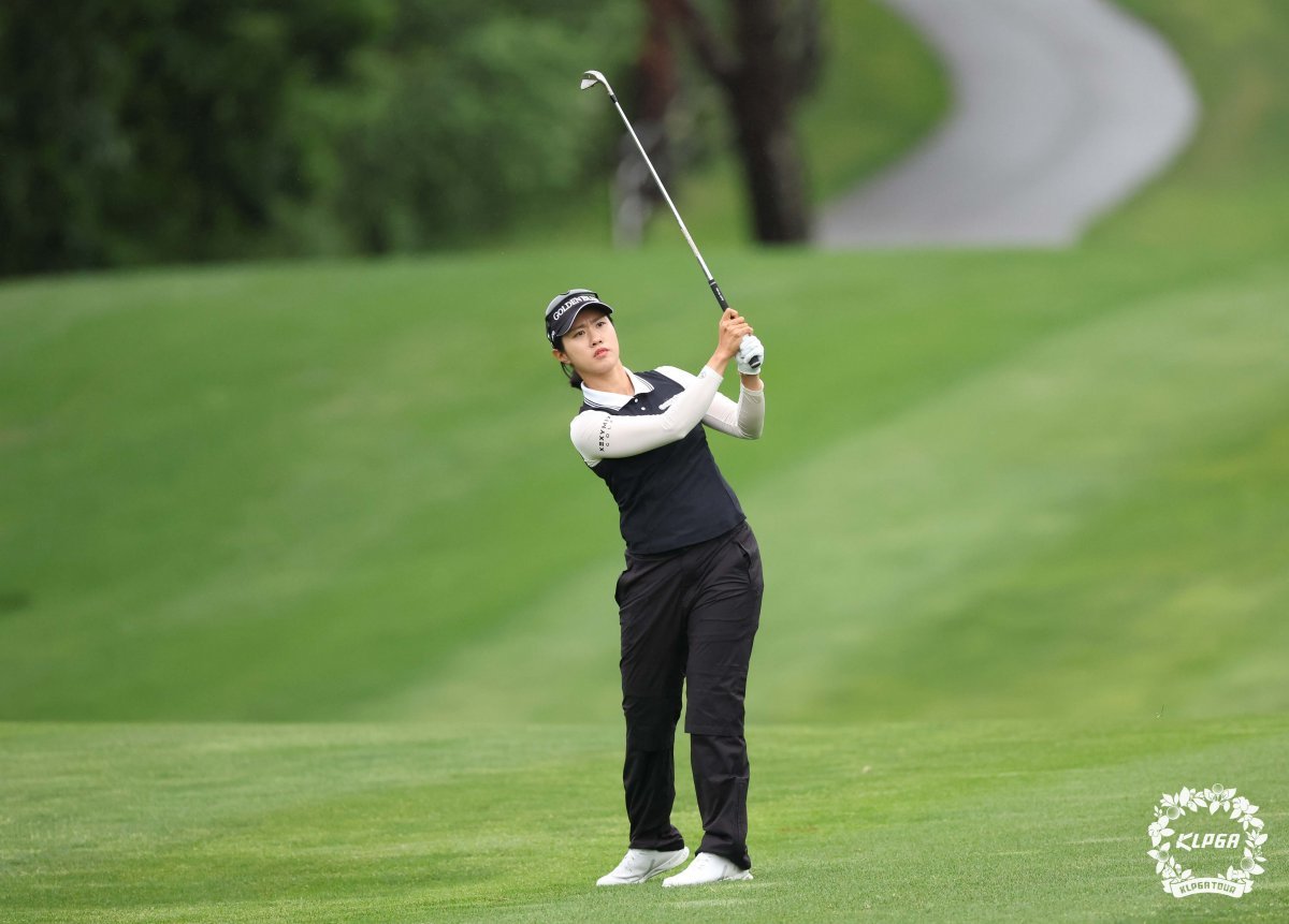 맥콜·모나 용평 오픈 1라운드 10번 홀에서 아이언 샷을 하고 있는 이주미. 사진제공 | KLPGA