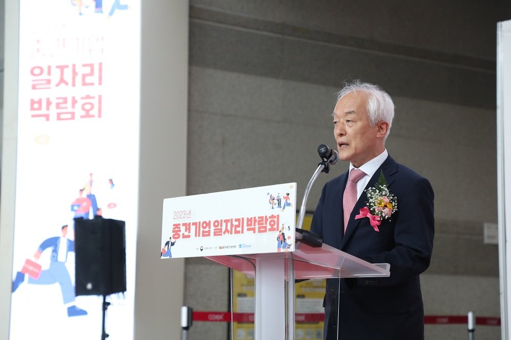 한국장학재단 배병일 이사장이 지난3일 서울 코엑스에서 열린 ‘2023 중견기업 일자리 박람회’에서 축사를 하고 있다. 사진제공ㅣ한국장학재단