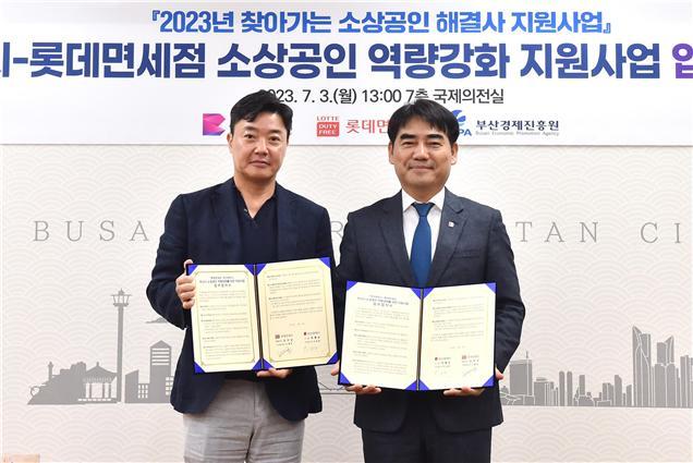 부산시가 지난 3일 오후 시청에서 ㈜호텔롯데 롯데면세점과 ‘부산시 소상공인 역량 강화를 위한 지원사업 업무협약’을 체결한 가운데 관계자들이 기념촬영을 하고 있다. 사진제공ㅣ부산시