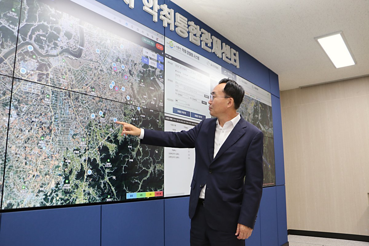 지난 3일 악취통합관제시스템에 대해 설명하고 있는 윤병태 나주시장. 사진제공ㅣ나주시